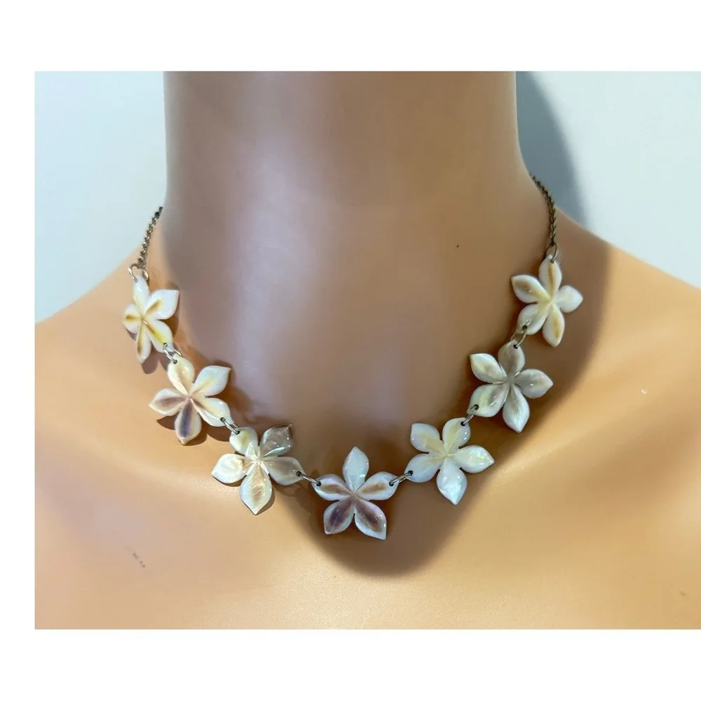 Cream Flower Necklace Gold Tone Chain‎ Short Floral 16